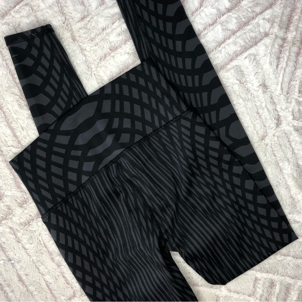Alo Leggings - Picture 6 of 7